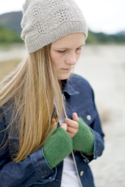 Lisa F HC35 - Bella Rosa Hat & Fingerless Gloves - Knitting Pattern / Kit