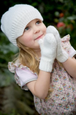Lisa F LC09 - Snow White Hat & Mittens- Knitting Pattern