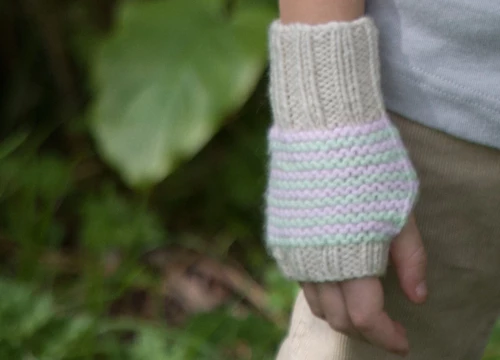 Lisa F LC28 - Lola Hat & Mitts - Knitting Pattern 5 Lisa F LC28 - Lola Hat & Mitts - Knitting Pattern - Image 3