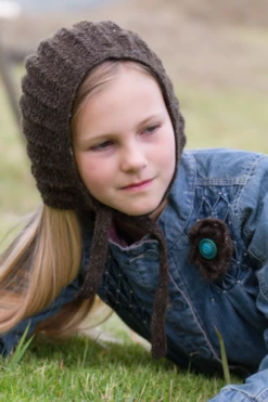 Lisa F LC31 - Marianne Hood & Brooch - Knitting Pattern