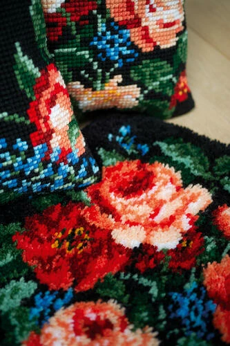 Vervaco Latch Hook Rug Kit Roses 4 Vervaco Latch Hook Rug Kit Roses - Image 2